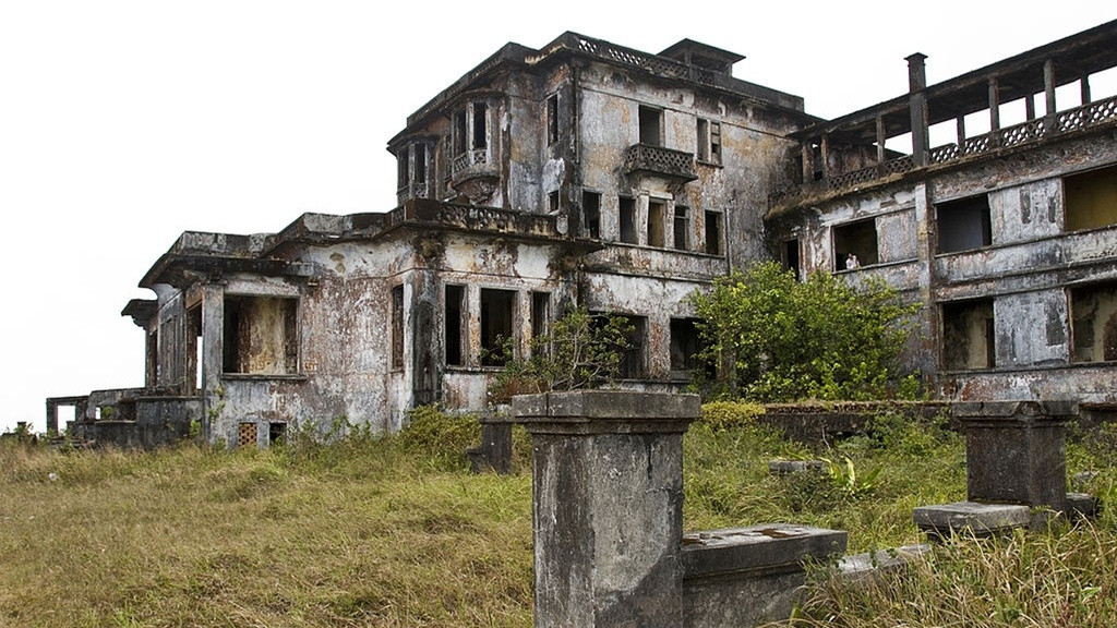 Số ít du khách hiếu kỳ tìm đến đây chỉ để xem những tòa nhà bỏ hoang, đổ nát. Ảnh: Amasiatravel.