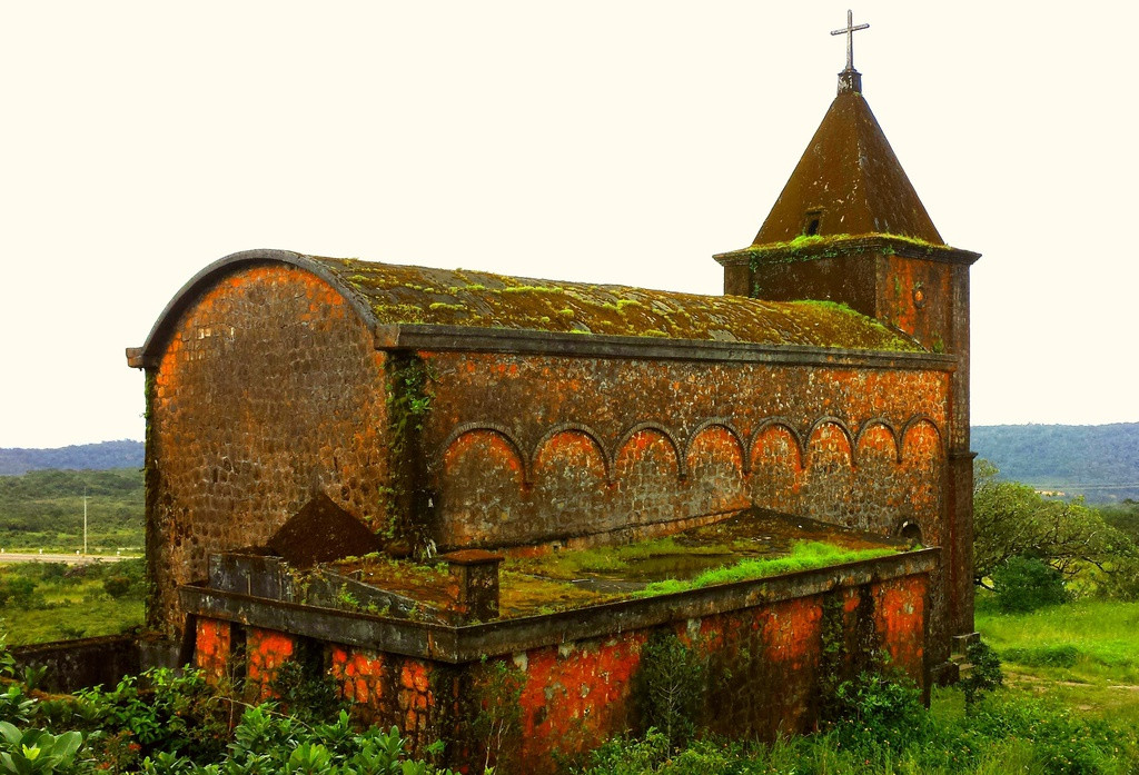 Kim Bunthan, Giám đốc Kế hoạch Sở Du lịch Kampot, nhận định đồi Bokor có nhiều tiềm năng thu hút khách. Du khách đến đây đặc biệt thích các tòa nhà cổ trên núi và sòng bạc từ thời thuộc địa. Tính đến năm 2015, các tòa nhà cũ đều đã được sửa chữa, cải tạo nhưng vẫn giữ nguyên nét cổ xưa để phục vụ khách du lịch. Trong ảnh, nhà thờ Công giáo cũ kỹ phủ một màu vàng cam của thời gian. Ảnh: Fanpop.