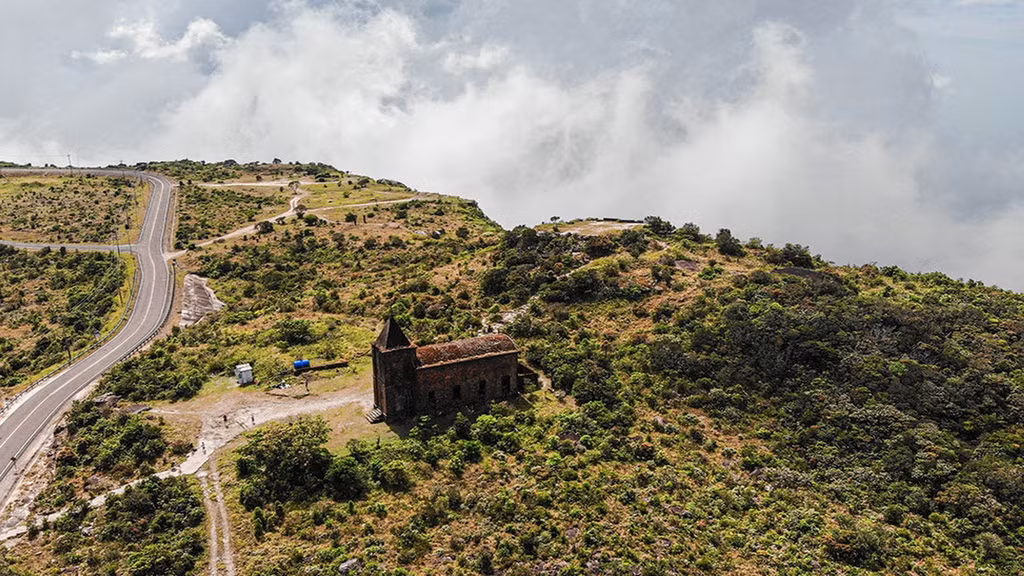 Vào đầu thế kỷ 20, một thị trấn sang trọng mang tên Bokor Hill Station (tạm dịch: Ga đồi Bokor) xuất hiện trên đồi Bokor với mục đích làm khu nghỉ dưỡng cho người Pháp. Nơi này đem đến tầm nhìn đẹp với núi non trập trùng và mặt biển xanh mát. Đổi lại, khoảng 1.000 công nhân đã phải bỏ mạng chỉ trong 9 tháng xây dựng. Amasiatravel.