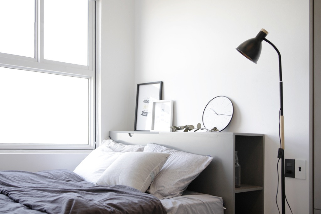 Chiếc giường ngủ cạnh cửa sổ còn là nơi đọc sách, thư giãn và ngắm nhìn thành phố.