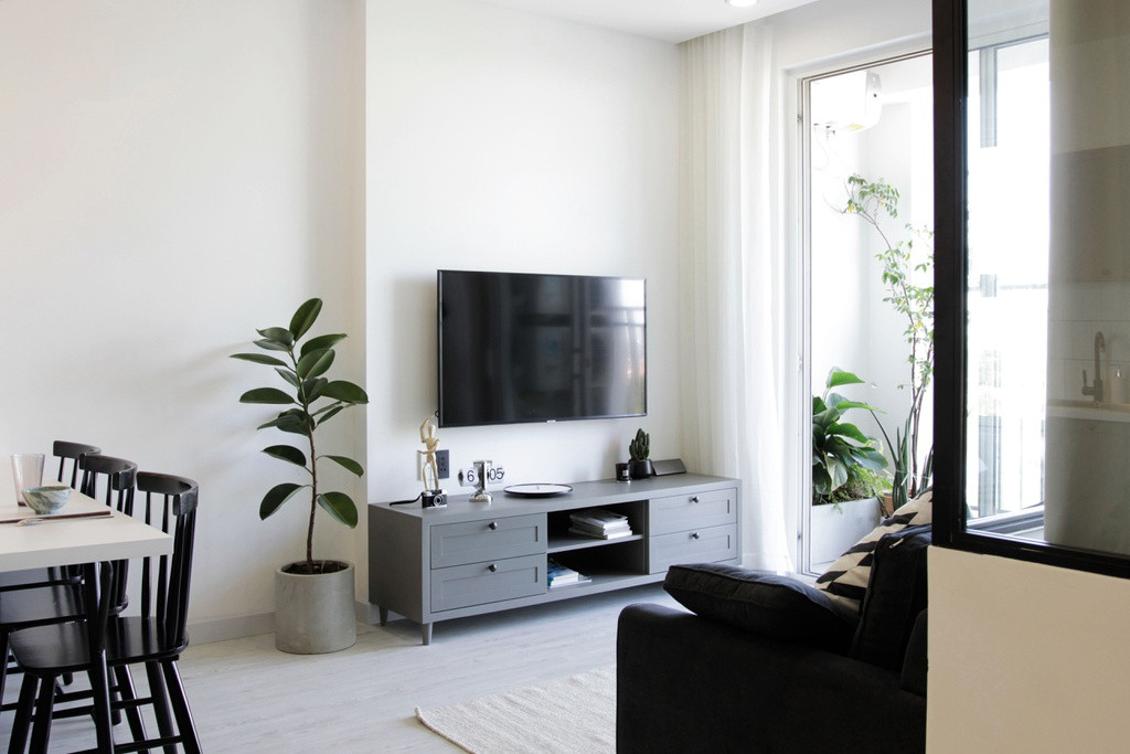 Phòng khách, phòng ăn và bếp được bố trí chung trong một khoảng không gian. Chúng liên kết với nhau và tạo sự cởi mở giữa các thành viên trong gia đình.