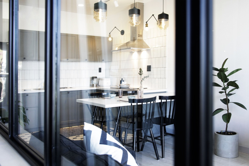 Để hiện thực hóa ý tưởng này, các KTS đã sử dụng tường với chất liệu kính, giúp ánh sáng len lỏi vào mọi không gian trong nhà, đồng thời ngăn cách giữa các phòng.