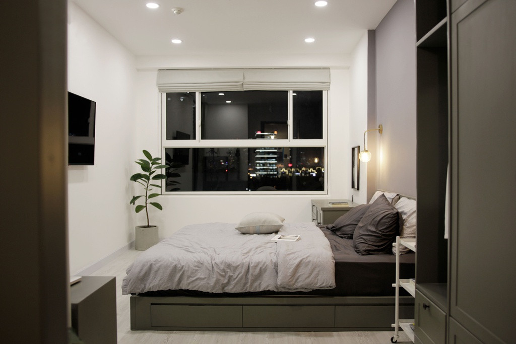 Chủ nhân căn phòng có thể vừa lấy ánh sáng ban ngày và ngắm nhìn thành phố ban đêm.