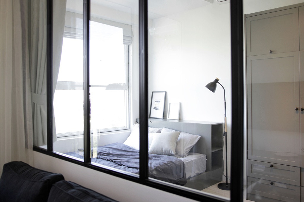 Công dụng lớn khác của tường kính là tạo ra sự ngăn cách giữa các phòng nhưng không đóng khung, chật hẹp. Chủ nhân căn phòng hoàn toàn có thể kéo rèm nếu mong muốn sự riêng tư tuyệt đối.