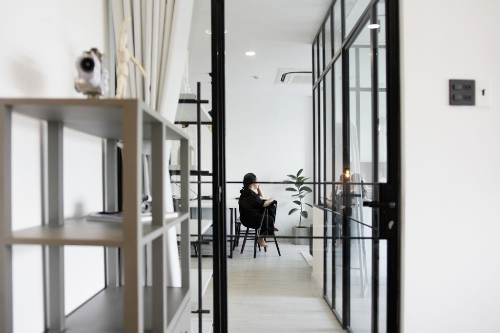 Người nấu ăn có thể nhìn ra phòng khách cùng không gian ngoài trời. Sự kết nối giữa các khu vực là yếu tố luôn được chú trọng.