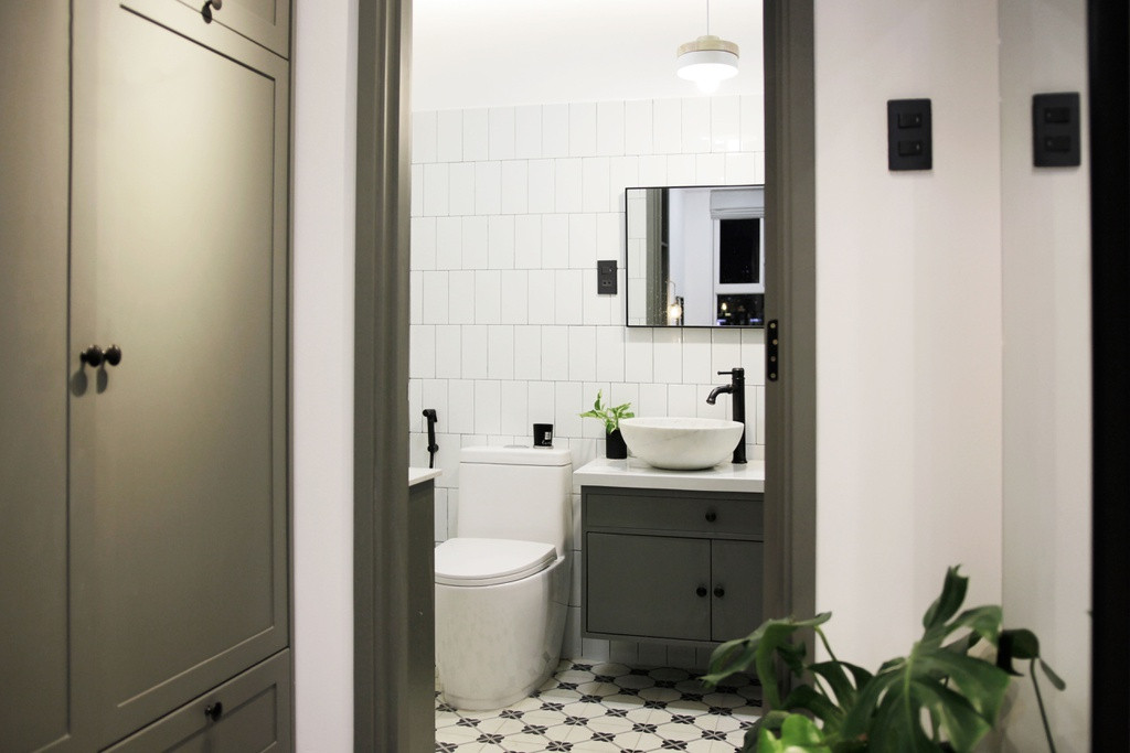 Vì lựa chọn tông màu chủ đạo đơn giản nên các tiểu tiết trang trí như cây xanh, gương, tay nắm cửa, họa tiết nền nhà... được chú trọng. Ngoài ra, các chất liệu như sắt, thép, gỗ, kính được kết hợp hài hòa tạo nên vẻ hiện đại xen lẫn cổ điển.