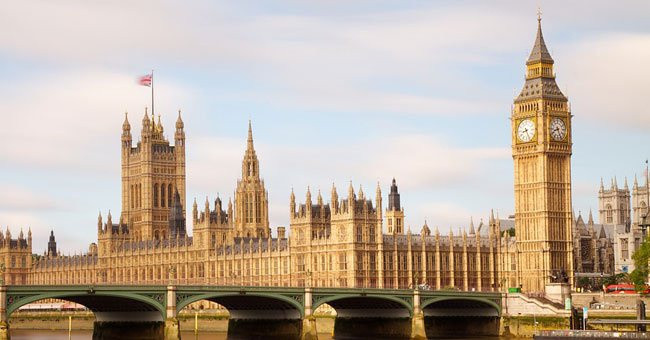 Đồng hồ Big Ben đổ chuông 15 phút/lần, phát ra những tiếng "bong". Tiếng chuông của đồng hồ Big Ben được dùng làm nhạc hiệu của đài BBC từ ngày 17/2/1924.