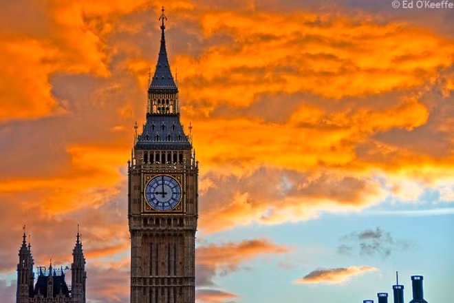 Đồng hồ Big Ben và cấu trúc mặt số của nó được kiến trúc sư Augustus Pugin thiết kế. Mỗi mặt của đồng hồ được đặt vào trong một khối đá hình vuông có cạnh 7 m, tổng cộng 576 miếng kính trong suốt, gần giống kiểu các ô cửa sổ bằng kính có khắc những bức tranh ở nhà thờ Anh thời đó. Xung quanh mặt đồng hồ được khắc những đường viền tạo thành một chiếc khung.