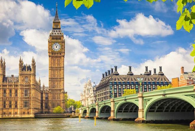 Bên trong tháp Big Ben không có thang máy, mà là hệ thống cầu tháng bộ 334 bậc. Ước tính, nếu Big Ben được xây dựng vào thời điểm hiện nay, chi phí là 222.000 USD. 4 mặt của đồng hồ Big Ben được các chuyên gia lau dọn 5 năm/lần.