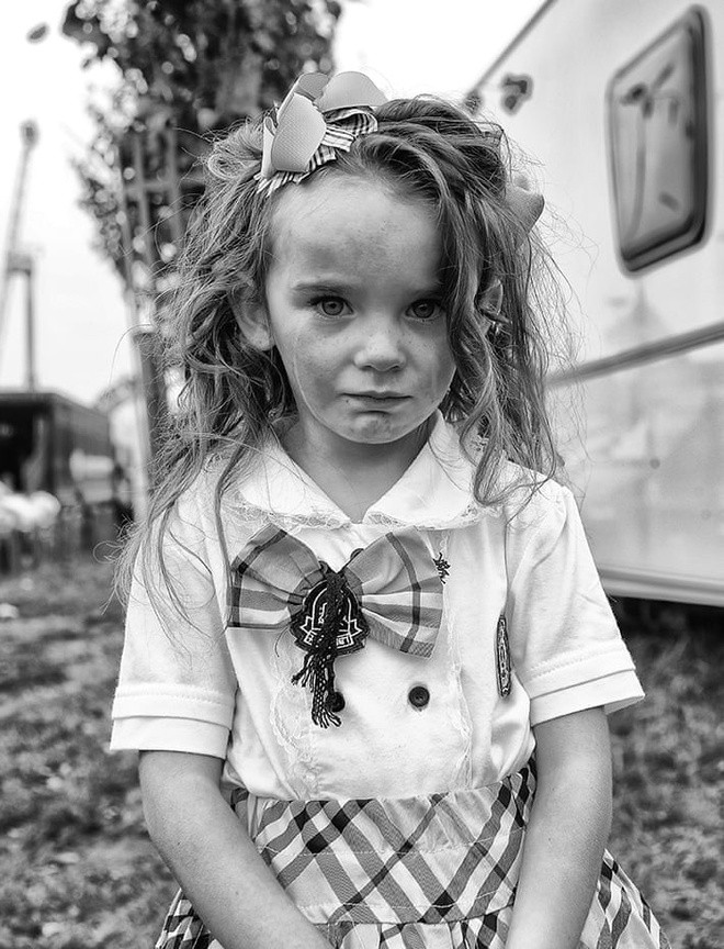 Burke viết: "Cộng đồng thiểu số này có chung nguồn gốc và lịch sử, đồng thời có những cách thực hành văn hóa riêng biệt và quy định giới tính nghiêm ngặt".