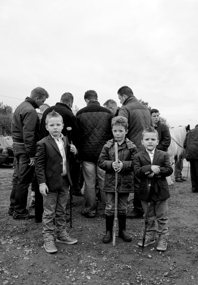 Nhiều bức hình toát lên sự gan góc, sự kiên cường và lạc quan của những đứa trẻ, đồng thời bộc lộ niềm tự hào của các em về gia đình và văn hóa của cộng đồng mình.