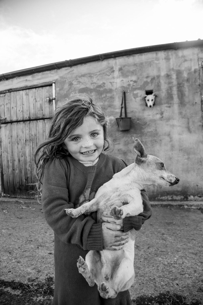 Johnson cũng tạo dựng được mối quan hệ đặc biệt với những đứa trẻ mà bà trò chuyện. Chúng còn thay phiên nhau sử dụng máy ảnh của bà.