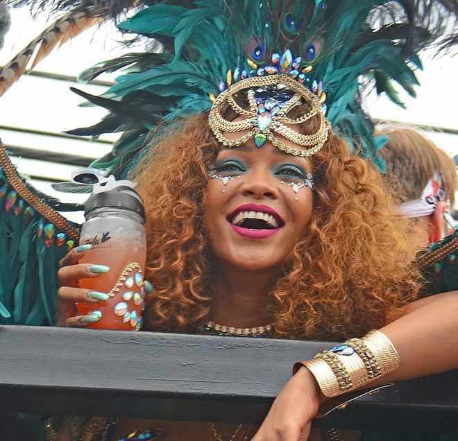 Lễ hội hóa trang Crop Over diễn ra khi kết thúc vụ thu hoạch mía cuối cùng trong năm, bắt đầu từ tháng 6, kéo dài đến thứ 2 đầu tiên của tháng 8. Lễ hội diễn ra chuỗi hoạt động sôi nổi trên đường phố như diễu hành, chợ thủ công, âm nhạc đường phố... Ảnh: CNTraveller.