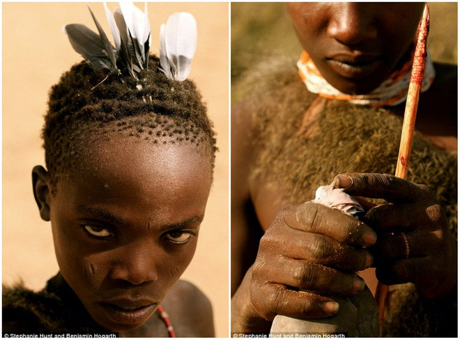 Một cậu bé thuộc bộ tộc Hadza gắn lông thú trên đầu (ảnh trái) trong khi một đứa trẻ khác cầm con chim bồ câu đã chết với một cây cung tự chế (ảnh phải). Bộ tộc Hadza sống trên hồ Eyasi, phía bắc Tanzania bằng phương thức săn bắt, hái lượm giống như tổ tiên của họ và hầu như không tiếp xúc với thế giới hiện đại.