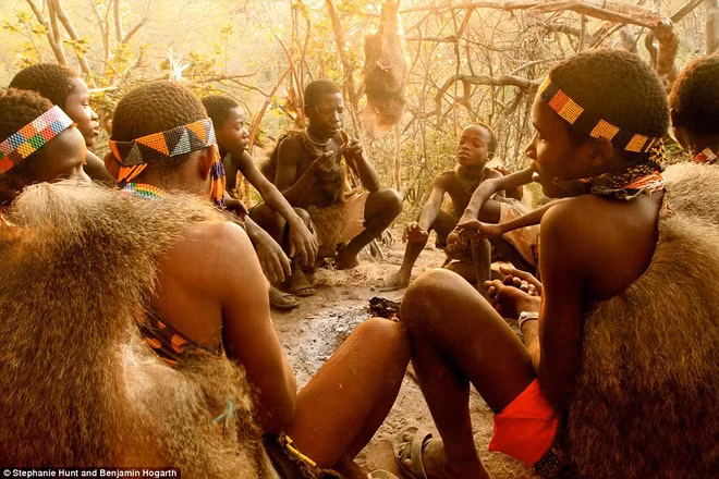 Đàn ông trong bộ tộc thường tập trung mỗi sáng để cùng nhau mài sắc vũ khí. Người Hadza giao tiếp với nhau bằng ngôn ngữ có nhịp điệu ngắt quãng và có lịch sử lâu đời nhất trong đời sống loài người. Ngôn ngữ của tộc người Hadza vẫn là bí ẩn với giới nghiên cứu.