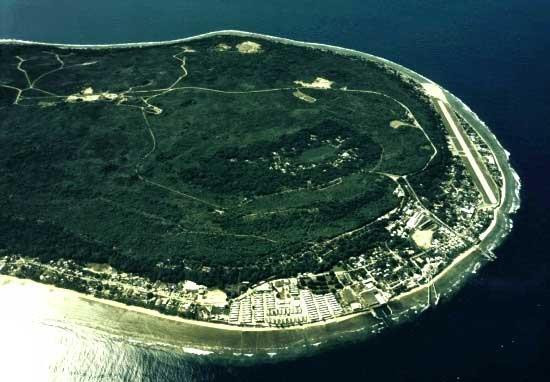 Theo World Atlas, Nauru là đảo hình trái xoan nằm tại tây nam Thái Bình Dương, cách xích đạo 42 km về phía nam. Bao quanh đảo là san hô. Lãnh thổ Cộng hòa Nauru chỉ gói gọn trong hòn đảo có diện tích chỉ 21 km2. Đây là quốc gia có diện tích lãnh thổ bé nhất tại châu Đại Dương và bé thứ ba trên thế giới, sau thành Vatican và Công quốc Monaco. Ảnh: Google.