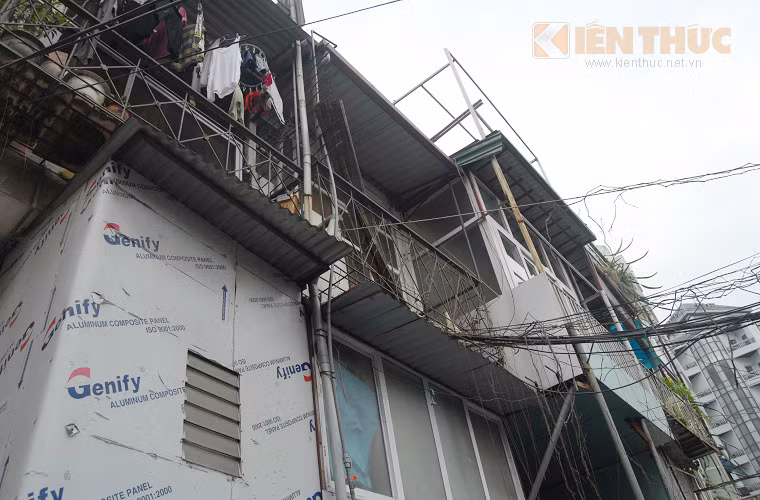 Những căn hộ tại P16A (Thụy Khuê) tìm mọi cách để gia cố cột đỡ cho khu nhà đã cũ kỹ. Hiện nay, Sở Xây dựng cho hay, có 13/29 hộ đã di chuyển khỏi đây, còn lại do chưa thống nhất việc bồi thường nên vẫn "bám trụ" với khu tập thể tiềm ẩn nhiều nguy cơ sụt lún.