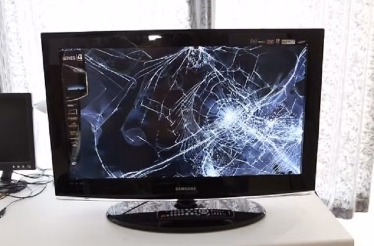 Màn hình LCD của bạn sử dụng thủy ngân để tạo ra ánh sáng cho mắt xem tivi. Do đó, khi màn hình bị nứt hơi thủy ngân có thể thoát ra ngoài. Dù mức thủy ngân nói chung là thấp, xong vẫn có nguy cơ gây tác dụng phụ như dị ứng, phát ban da nếu tiếp xúc thường xuyên.