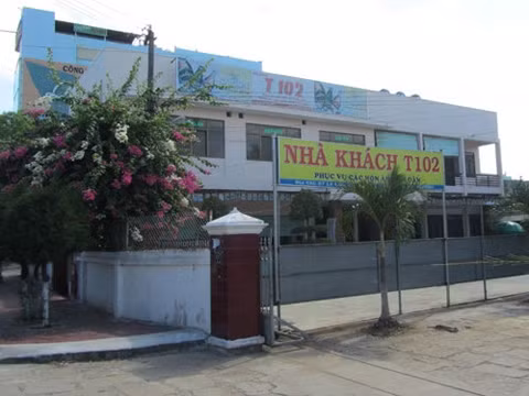 Dư luận cũng từng xôn xao về 3 đoạn clip ngắn xuất hiện trên Youtube vào ngày 3/5/2013, cho rằng có liên quan đến quan hệ bất chính của ông Lê Văn Vương, Phó Chánh Văn phòng Tỉnh ủy Bình Định với một phụ nữ đã có chồng. Thậm chí, ông này còn bị chồng của tình nhân cùng 2 người khác xông vào một nhà nghỉ ở TP.Quy Nhơn để bắt quả tang. Ảnh: nhà nghỉ nơi ông Lê Văn Vương bị đánh ghen tơi tả.