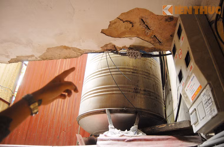 Trần nhà, hành lang, cầu thang bong tróc rất nguy hiểm. Anh V.T.L (người dân sống tại đây) cho biết: "Chung cư này xây quá lâu rồi, hơn nữa, nhiều chuồng cọp đua ra, kết cấu sắt thép nào chịu được nhiều lực như thế được. Những mảng vôi vữa rơi xuống rất nguy hiểm, nhất là với trẻ con".