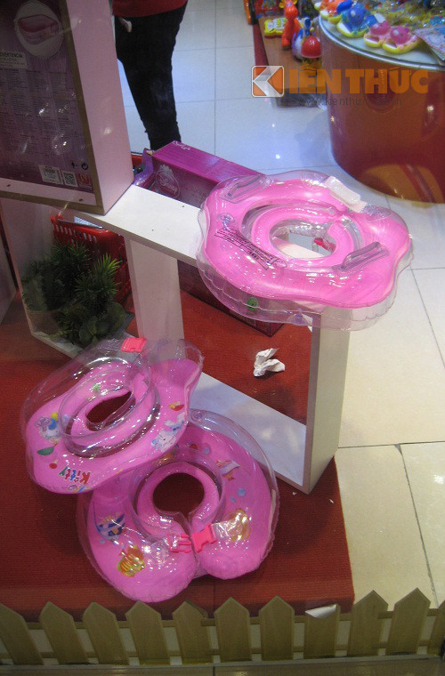 3. Chọn mua phao đỡ cổ và sử dụng an toàn Người tiêu dùng cần đọc kỹ các thông tin về chất liệu, khuyến cáo của nhà sản xuất về các khả năng gây hại khi dùng không đúng cách và chỉ nên chọn mua những loại có hướng dẫn sử dụng rõ ràng.