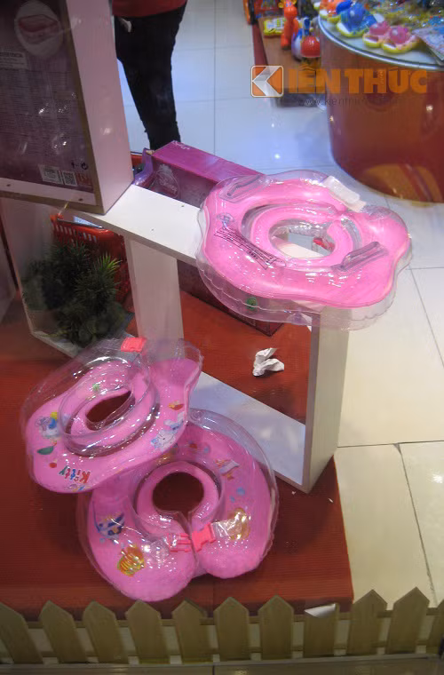 3. Chọn mua phao đỡ cổ và sử dụng an toàn Người tiêu dùng cần đọc kỹ các thông tin về chất liệu, khuyến cáo của nhà sản xuất về các khả năng gây hại khi dùng không đúng cách và chỉ nên chọn mua những loại có hướng dẫn sử dụng rõ ràng.