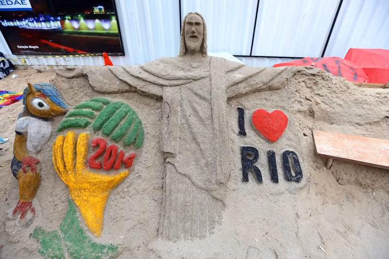 17 thành phố được chọn là chủ nhà của kỳ World Cup này, bao gồm có: São Paulo, Rio de Janeiro, Belo Horizonte, Porto Alegre, Brasília, Belém, Campo Grande, Cuiabá, Curitiba, Florianópolis, Fortaleza, Goiânia, Manaus, Natal, Recife/Olinda (sân vận động sẽ được chia sẻ bởi cả hai thành phố), Rio Branco và Salvador. Trong ảnh là một kiểu tình yêu bóng đá của fan hâm mộ.