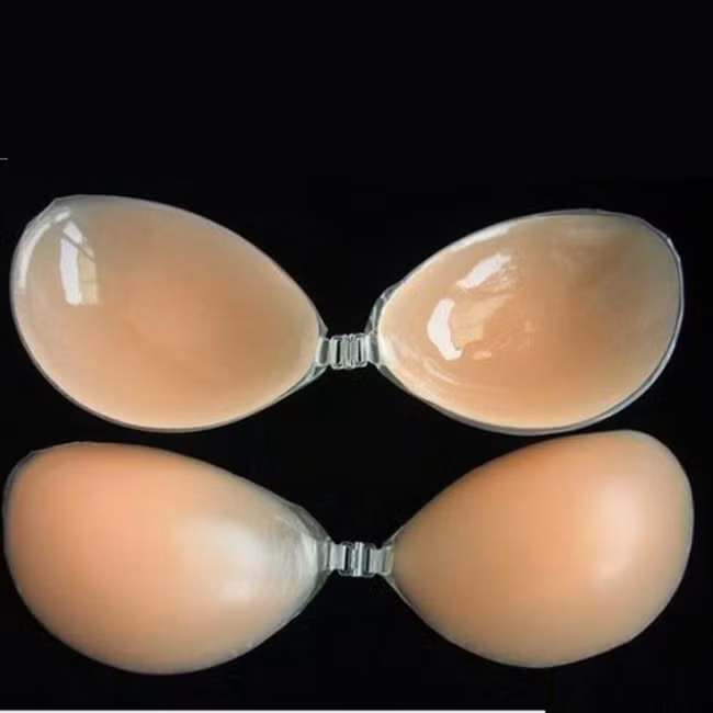 Bên cạnh đó, hiện nay các sản phẩm đều có hàng nhái, hàng giả và miếng dán ngực silicon cũng không ngoại lệ. Silicon có thể rò rỉ làm viêm da kích ứng. Vì thế, khi mua cần cẩn trọng, tìm đúng địa chỉ uy tín, mua loại ghi rõ hướng dẫn sử dụng, tránh “tiền mất, tật mang” vì phụ kiện làm đẹp này.