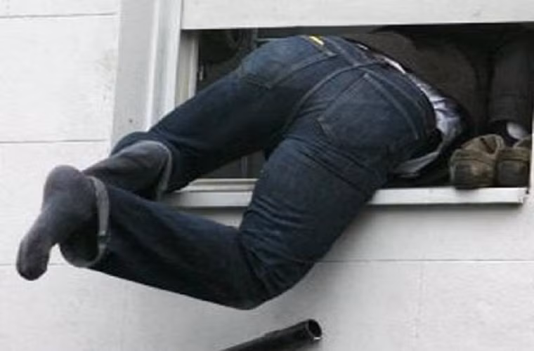 Khi bị chồng chị Nhung phát hiện, đập cửa phòng và dọa gọi công an. Ông Khang đã phải trèo qua cửa sổ tầng 2, nhảy xuống đất chạy thục mạng, bỏ lại ôtô. Sau khi sự việc xảy ra, chính ông này đã làm đơn gửi lên huyện với nội dung “xin thôi giữ chức vụ Đảng và Chủ tịch UBND xã”. Ảnh: minh họa.