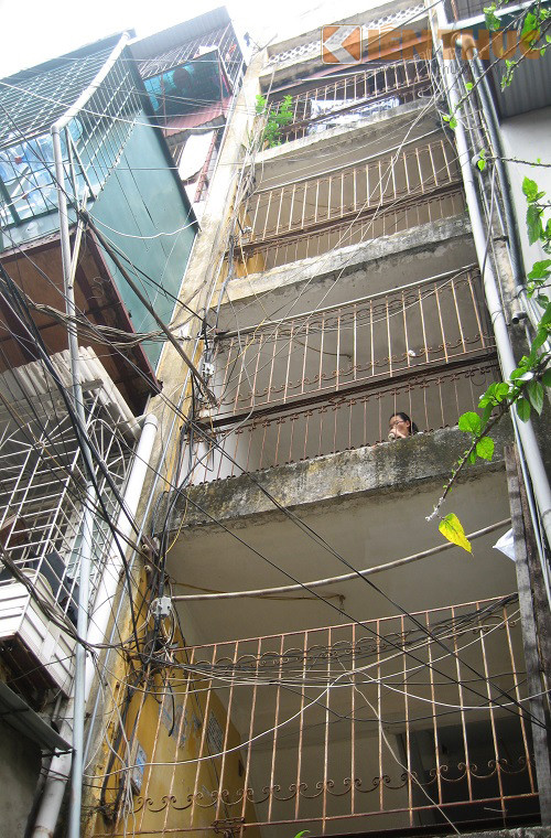 1-3 chung cư tập thể Bộ Tư pháp, phố Kim Mã Thượng cũng xập xệ không kém. Toàn bộ dây điện vắt chéo từ các căn hộ trông như một mạng nhện khổng lồ đầy nguy hiểm.