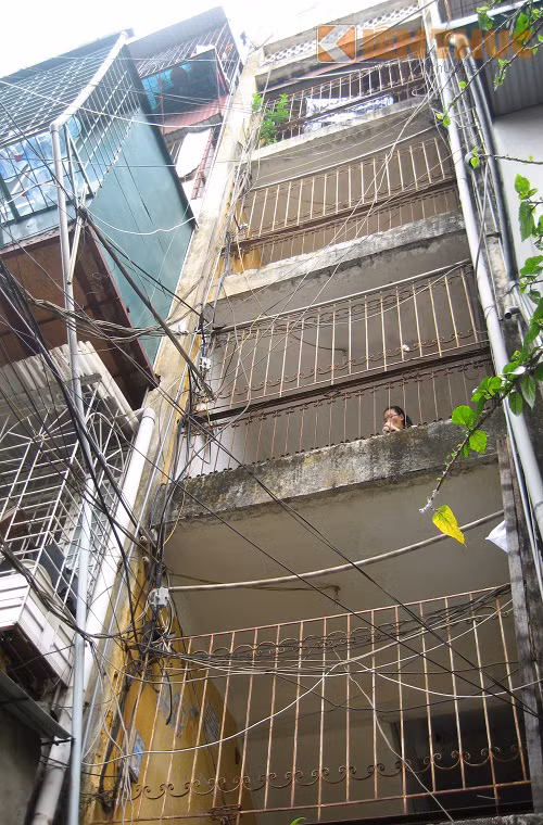 1-3 chung cư tập thể Bộ Tư pháp, phố Kim Mã Thượng cũng xập xệ không kém. Toàn bộ dây điện vắt chéo từ các căn hộ trông như một mạng nhện khổng lồ đầy nguy hiểm.