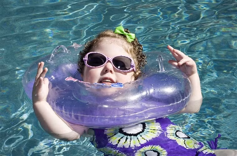 Với những sản phẩm kém chất lượng, nhanh xì hơi khiến khả năng nâng đỡ đầu giảm, áp lực nước, thành phao tỳ vào đốt sống cổ vốn rất non nớt của trẻ có thể dẫn đến dị tật đốt sống. 