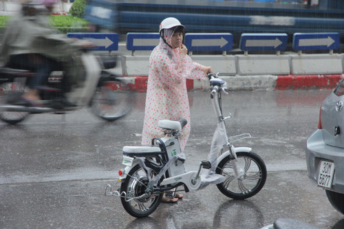 Đồng thời, người dùng thay đổi thói quen không tốt khi dùng xe. Không nên đi xe quá lâu trong điều kiện thời tiết khắc nghiệt như mưa to, nước ngập, tránh làm ắc quy, pin xe hỏng, rò rỉ điện hoặc chì, axit. Ngoài ra, hạn chế đi tốc độ cao, tuân thủ yêu cầu điều khiển phương tiện an toàn.