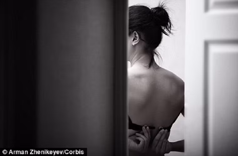 Mối quan hệ bất chính này đã khiến gia đình tình nhân của ông này chao đảo. Chồng của người phụ nữ - ông Quốc cho biết, ông Vương và vợ ông đã lén lút hẹn hò từ lâu, mặc dù ông Quốc đã cảnh báo và nhắc nhở nhiều lần. Do đó, ông Vương phải "lập mưu" để xông vào "bắt tận tay, day tận mặt" cả hai người.