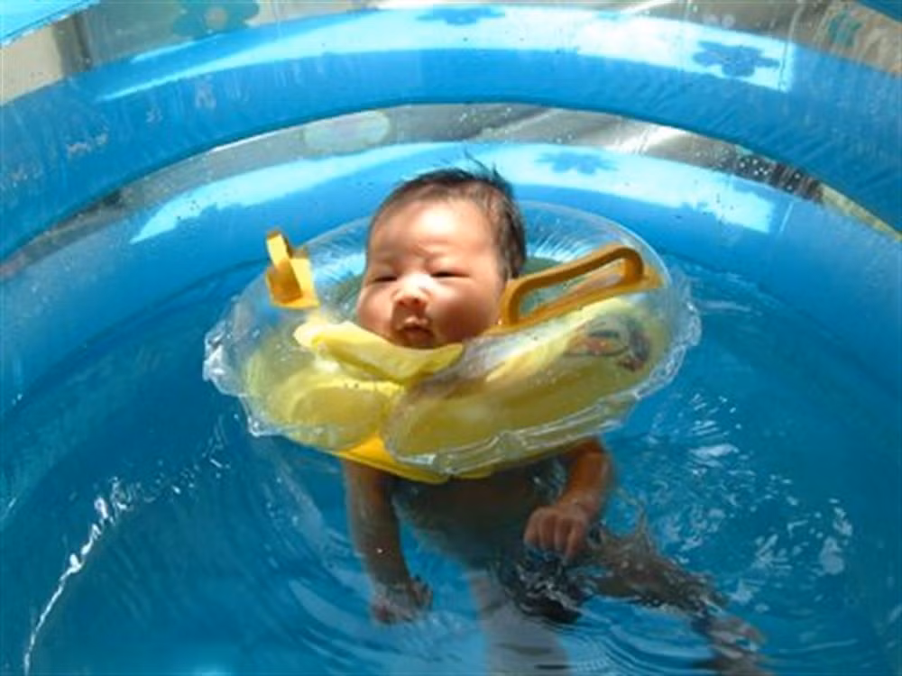 PGS.TS Nguyễn Duy Thịnh (Trường Đại học Bác khoa Hà Nội) cho biết: "Những loại phao bơi kém chất lượng, đường viền bên trong là nhựa cứng, nhô ra sẽ gây trầy xước phần da ở cổ vốn rất mỏng của trẻ".