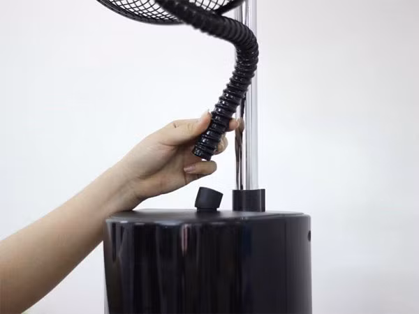  5. Ngăn chứa nước bị rò rỉ Bình chứa bị rò rỉ nước khá bất tiện. Khi mua, bạn kiểm tra ngăn chứa, cách tháo lắp và chốt đóng/mở theo hướng dẫn sử dụng. KS Trần Văn Minh, Trung tâm điện tử điện lạnh Bách Khoa tư vấn: Không mở nắp bộ tích lạnh để tránh tối đa việc dung dịch bên trong bị đổ hoặc hao hụt ảnh hưởng quá trình cung cấp độ lạnh, có thể làm hỏng quạt. 