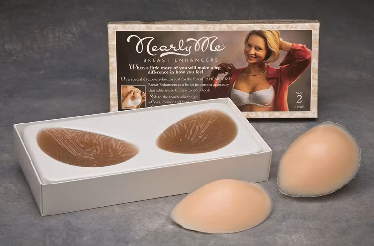 Sản phẩm được người bán quảng cáo “Nhiều loại có thể sử dụng hơn 100 lần. Em cứ dán vào ngực mà không cần dùng áo đệm, mút làm gì cho nóng. Miếng dán còn giúp nâng vòng 1 đẹp hơn nhiều. Bao giờ keo áo hết dính thì sử dụng keo phục hồi, lại như mới”. Đánh vào tâm lý làm đẹp của người dùng, miếng dán silicon khiến không ít người “mờ mắt” rinh về.