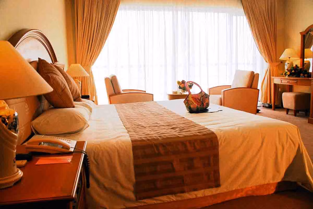 Ông Sanh vào phòng mà chị M. đã thuê và hai người ở trong phòng gần 2 giờ thì trả phòng ra về. Đơn thư tố cáo của người dân trong khu vực đã gửi lên chính quyền khiến ông này nhiền phen khốn đốn. Chị M. cũng tìm mọi cách giải thích, phân trần và liên tục khẳng định "chỉ là hiểu nhầm". Ảnh: minh họa.