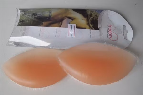 Không chỉ chị Thanh Hoa gặp tình huống oái oăm, bạn T.N.K (sinh viên đại học Thăng Long) chia sẻ: “Mình thấy miếng dán có vẻ tiện, mua về dùng. Ai dè, lúc bóc ra khỏi túi nilon, mùi nhựa cực kỳ khó chịu. Dán lên ngực có đầy đặn thật nhưng muốn đẹp phải chịu đựng nhiều thứ bất tiện quá”.