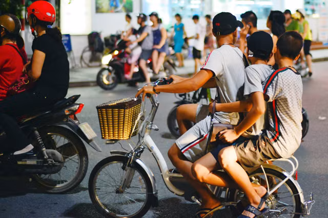Hơn nữa, di chuyển bằng xe đạp điện “êm ru” thường không có tiếng động, còi xe khá nhỏ (chỉ tương đương còi xe đạp), xe không có xi nhan vì thế khi đi ở ngõ khuất hoặc đường rộng nhiều tiếng ồn sẽ khó để phương tiện khác nhận biết xe đi phía sau.