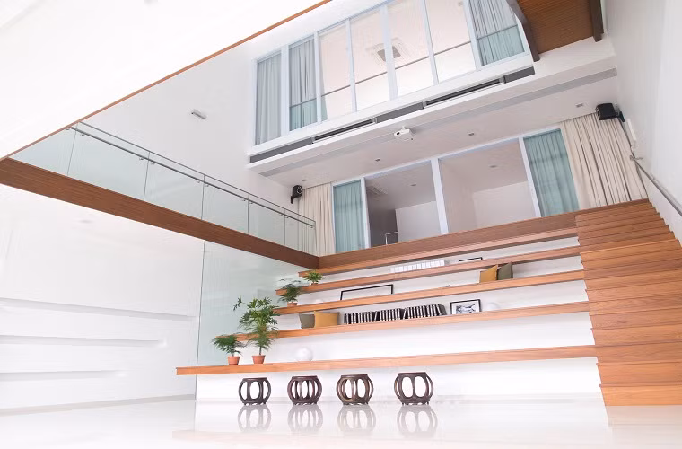 Các phòng ngủ, nhà bếp và phòng ăn được thiết kế ở phía sau của ngôi nhà. Trong khi, không gian phòng khách thông tầng, trần cao nằm hoàn toàn ở phía trước để tạo thành nơi diễn ra các hoạt động chung của các thành viên.