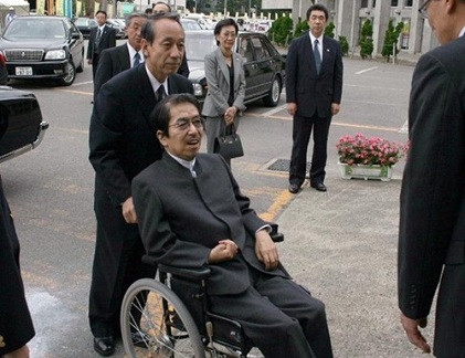 Hoàng tử Katsura, em họ của Nhật hoàng Akihito, ngồi xe lăn trong một bức ảnh chụp năm 2007. Ảnh: AFP.