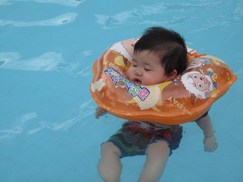  1. Đủ loại phao đỡ cổ Ngày hè nắng nóng, các gia đình mua phao đỡ cổ để hỗ trợ các bé vui chơi. Nhiều cửa hàng bán sản phẩm này trên đường Nghĩa Tân, Kim Giang... hầu như đã cháy hàng. Khu vực bể bơi, công viên nước… cũng hoạt động hết công suất để phục vụ cho nhu cầu thuê phao bơi để tắm.