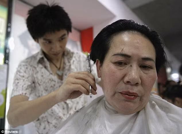 Tóc bà cũng được chỉnh trang lại cho giống cố chủ tịch.