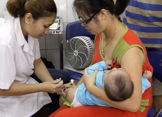 Hà Nội khó hoàn thành kế hoạch tiêm chủng vaccine do phần lớn giấy chứng nhận của cán bộ y tế quá hạn.