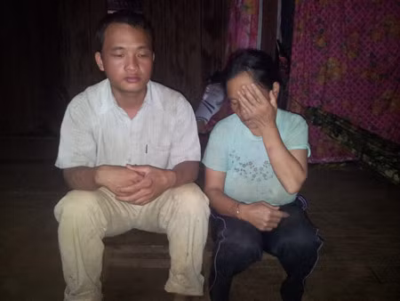 Mẹ và anh trai của chị Na đau đớn kể lại sự việc.