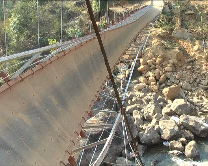 Cầu treo Chu Va 6 bị sập khiến 8 người chết, 38 người bị thương nguyên nhân do lỗi thi công cầu.