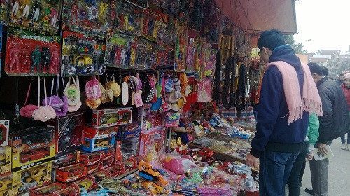 Đồ chơi Trung Quốc bán tràn lan.