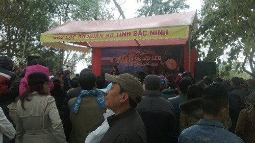 Các lán quan họ thu hút đông đảo du khách nhưng bị những chiếc loa thùng phá rối.