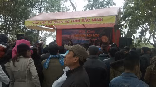 Các lán quan họ thu hút đông đảo du khách nhưng bị những chiếc loa thùng phá rối.